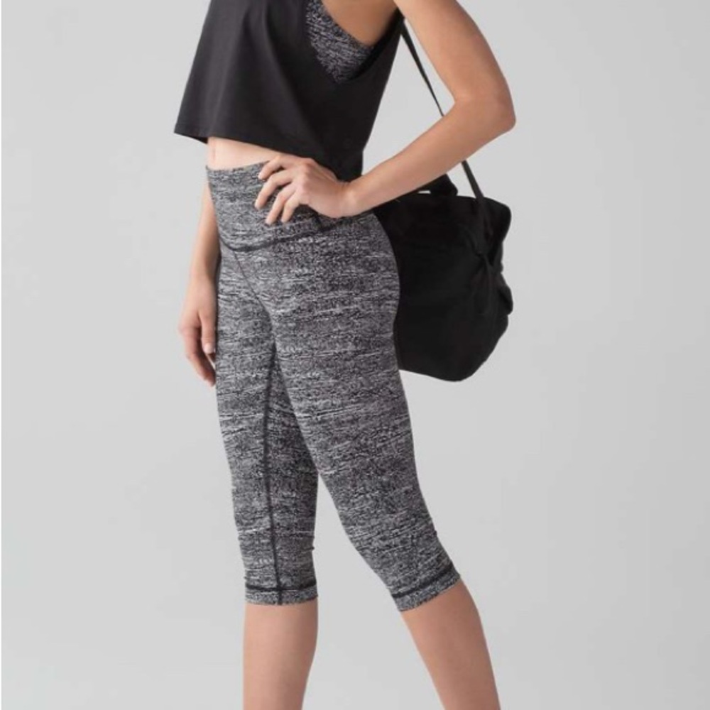 Lululemon Wunder Under Hi-Rise 1/2 Tight *Full-On Luxtreme 17" Size 6
